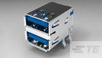 Doppelter USB 3.0-Anschluss in Nahaufnahme, silberner Metallrahmen, blaue Innenauskleidung, auf grauem Hintergrund.