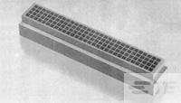 Abflussgitter in einem Boden, diagonal angeordnet, mit rechteckigem Gittermuster, umgeben von einem glatten Betonboden.
