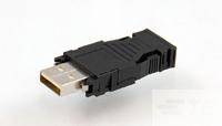 Ein schwarzer USB-Stecker mit quadratischer Form, geeignet für den Anschluss elektronischer Geräte an Computer oder Ladegeräte.