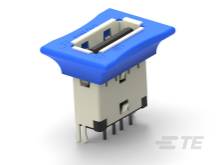 Ein blauer, rechteckiger Taster mit Metallschalter, geeignet für elektronische Geräte auf einer weißen Hintergrund.