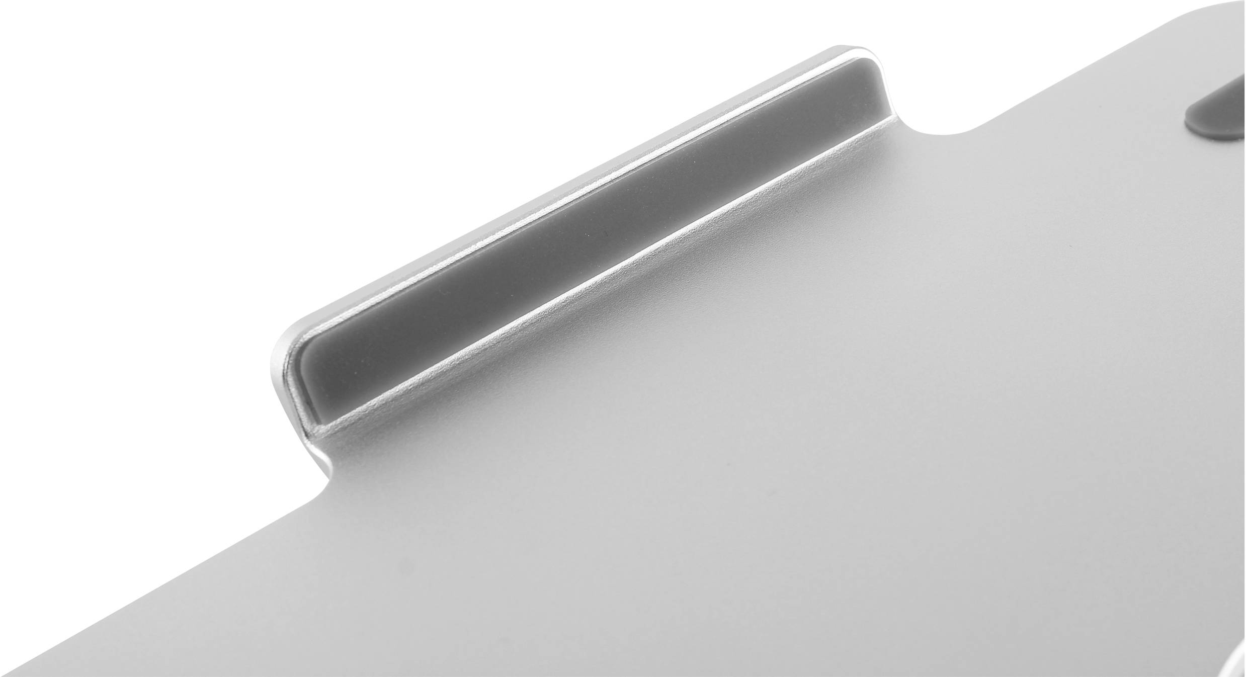 Eine silberne Metalloberfläche mit einer erhöhten, länglichen Kante auf einer Seite.