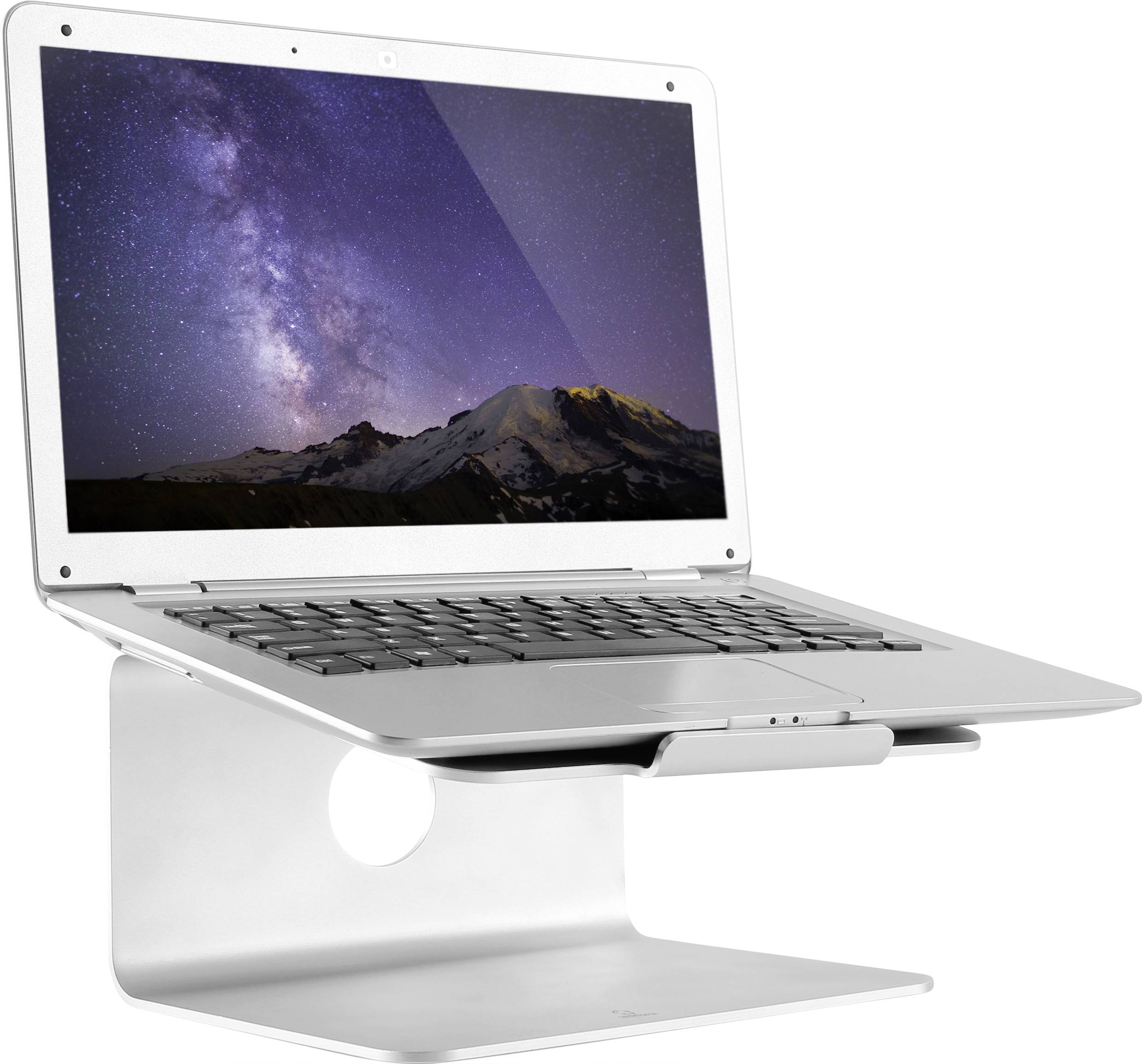 Ein Laptop auf einem Ständer zeigt einen Sternenhimmel über einem Berg.