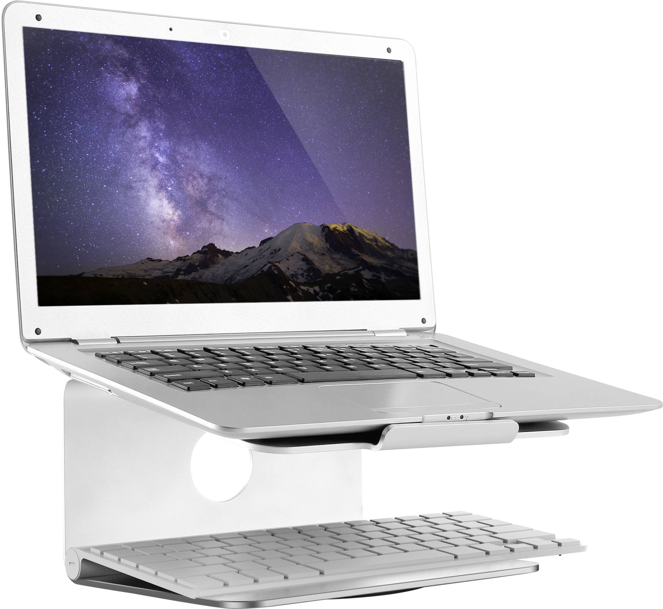 Ein Laptop mit einem Bild der Milchstraße auf dem Bildschirm steht auf einem silbernen Laptopständer. Eine drahtlose Tastatur liegt darunter.