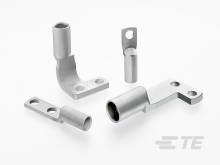 Vier metallene Steckverbinder in verschiedenen Formen und Größen liegen auf einer weißen Oberfläche, zeigen industrielles Design.