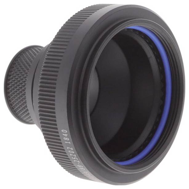 Eine Nahaufnahme eines schwarzen Kameraobjektivs mit einem blauen Ring um seine Kante. Die strukturierte Griffoberfläche und die reflektierende Glasoberfläche sind sichtbar.