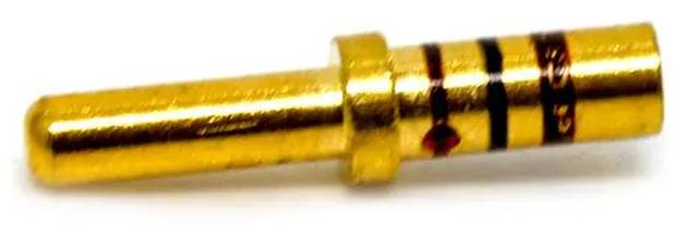 Ein goldener elektronischer Stiftstecker mit drei schwarzen Streifen, der zur Messung oder Kategorisierung verwendet wird und bei der elektronischen Montage oder Reparatur eingesetzt wird.