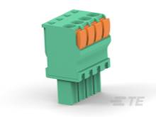 Ein grüner elektrischer Steckverbinder mit mehreren Anschlussbuchsen und orangefarbenen Klemmen, zum Verbinden von Kabeln.