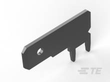 Metallschlüssel mit Loch auf der linken Seite und zwei Zacken unten, vor weißem Hintergrund.