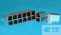 Zehn RJ45-Steckverbinder auf einer blauen Oberfläche. Kabelanschlüsse für Netzwerkgeräte, symmetrisch angeordnet in zwei Reihen.