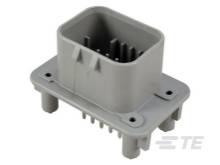 Kunststoffgehäuse eines Steckverbinders mit mehreren Steckplätzen, geeignet für elektronische Anwendungen in der Automobilindustrie.