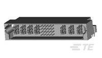 Straßenbelag aus grauem Asphalt mit diagonalem Muster, das rutschfeste Eigenschaften verleiht, um die Sicherheit zu verbessern.