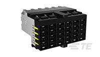 Ein schwarzer, rechteckiger elektronischer Stecker mit mehreren Pins und Buchsen.