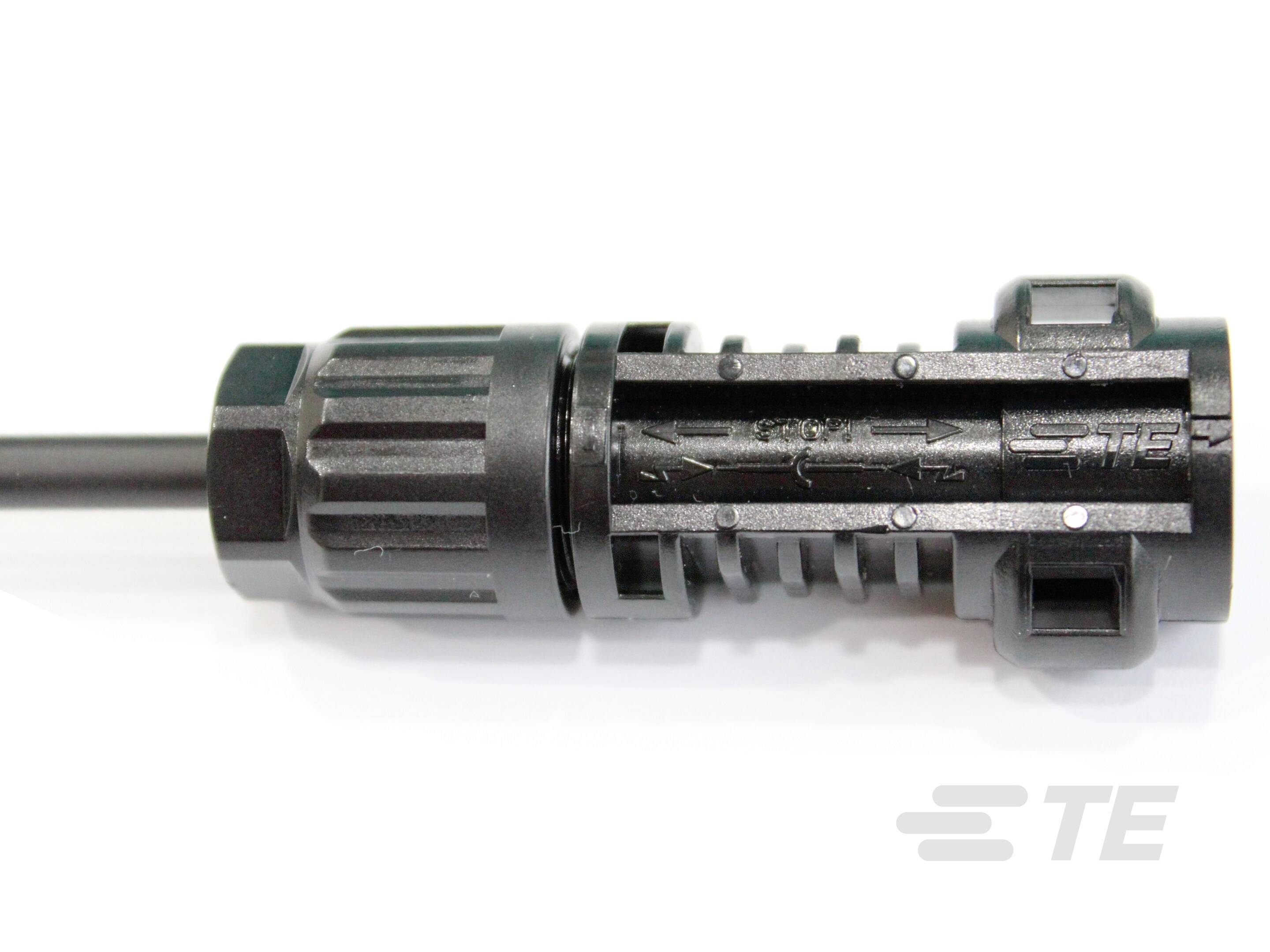 Anschlussstecker in Schwarz mit geriffeltem Griff und gerastertem Steckbereich, auf weißem Hintergrund.