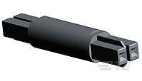 Schwarz-grauer USB-Stecker auf weißem Hintergrund.