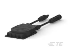 Zwei schwarze, verbundene Steckverbinder mit Kabeln. Sie sind horizontal nebeneinander angeordnet auf weißem Hintergrund.