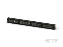 Schwarzer, länglicher, rechteckiger Vierer-USB-Anschluss in einer schrägen Seitenansicht.