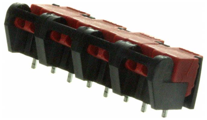 Roter und schwarzer Elektrostecker mit mehreren in einer Reihe angeordneten Stiften zur Leiterplattenmontage.