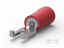 Roter isolierter Kabelschuh mit Gabel für elektrische Verbindungen, Metallkontakt sichtbar, auf hellem Hintergrund.