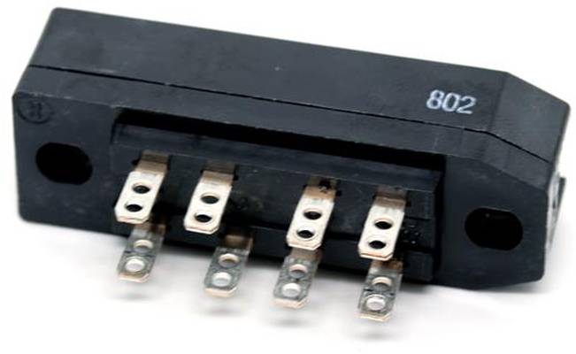 Ein schwarzer elektronischer Stecker mit mehreren Metallstiften, beschriftet mit „802