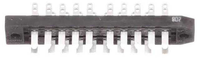 Nahaufnahme einer elektronischen Komponente, wahrscheinlich einer Dual-In-Line-Gehäuse-Fassung (DIP-Fassung), die zum Montieren von integrierten Schaltkreisen auf einer Leiterplatte verwendet wird.