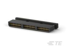Schwarze SATA-Steckverbindung mit mehreren Pins, Seitenansicht. Verwendet für den Anschluss von Festplatten oder SSDs an das Mainboard.