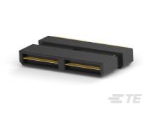 Schwarzer Adapter mit zwei parallelen Anschlüssen, goldfarbenen Pins, auf weißem Hintergrund. Gedacht für elektronische Verbindungen.