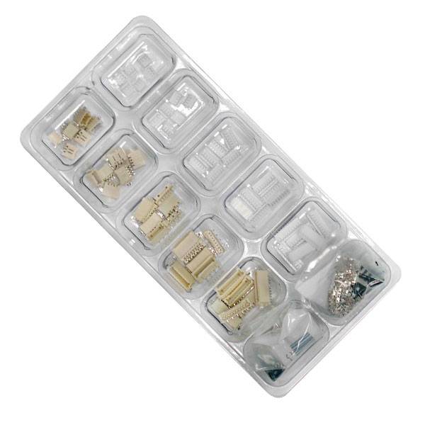 Kunststoffblisterverpackung mit mehreren elektronischen Steckverbindern verschiedenen Typs, sortiert in separaten Fächern.