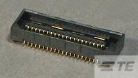 Steckverbinder auf einer Leiterplatte, schwarze Komponente mit goldenen Kontakten, flach montiert.