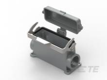 Eine rechteckige, metalische Steckerverbindung mit offenem Gehäusedeckel und seitlichem Anschluss, geeignet für elektrische Verbindungen.