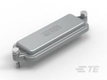 Ein rechteckiger metallischer Batteriekontaktaufsatz mit zwei Befestigungsschrauben, markiert mit einem eingeprägten Logo.