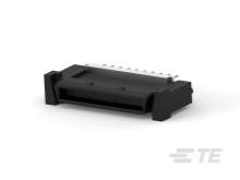 Ein schwarzer, flacher elektrischer Stecker mit mehreren silbernen Anschlüssen, diagonale Ansicht, isoliert auf weißem Hintergrund.