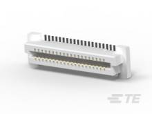 Weißer elektronischer Steckverbinder, seitlich liegend, mit vielen feinen, parallelen Kontaktstiften, auf einer hellen Oberfläche.