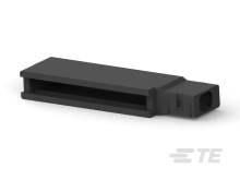 Ein schwarzer USB-Stick liegt auf einer weißen Oberfläche, von der Seite betrachtet.