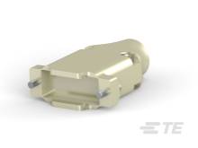 Ein cremefarbener Adapterstecker mit rechteckiger Öffnung und zwei Metallstiften, liegt auf einer weißen Oberfläche.