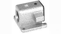 Metallisches Rohrverbindungsstück mit rechteckiger Basis und seitlichem Gewindeanschluss.