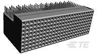 Ein Metallblock mit pyramidalen Spikes. Oben befinden sich längliche Stäbe. Das Design veranschaulicht eine strukturierte Oberfläche.