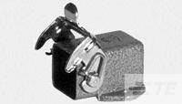 Ein verchromtes elektrisches Gerät mit einer Kurbel und einem Sockel, möglicherweise ein alter Küchenmixer oder Fleischwolfaufsatz.