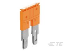 Ein orangefarbenes, zweipoliges elektrisches Verbindungsstück mit Metallkontakten, das zur sicheren Verbindung in elektrischen Schaltkreisen verwendet wird.