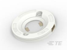 Runder, weißer Plastikadapter mit Löchern zur Befestigung. Sichtbar sind Markierungen und Schlitze an der Seite.