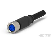 Ein schwarzer und blauer Rundstecker mit drei Metallstiften, geeignet für elektronische Verbindungen, liegt auf einer weißen Fläche.