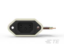 Ein IEC-C14-Netzeingangsstecker, schwarz mit zwei Löchern zur Befestigung und herausragendem Anschlussdraht rechts, auf weißem Hintergrund.