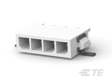 Ein weißer, vierfacher elektrischer Steckverbinder mit seitlichem Verriegelungsmechanismus, auf einer grauen Oberfläche liegend.