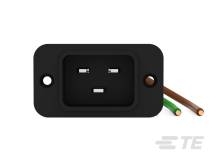 Ein rechteckiger schwarzer C14-Netzstecker, teilweise verkabelt, auf weißem Hintergrund.