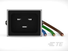 Schwarze quadratische Steckdose mit freiliegenden blauen, braunen und grünen Drähten rechts, auf weißem Hintergrund.