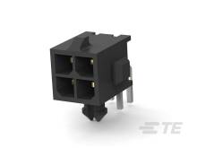 Schwarzer, rechteckiger elektrischer Stecker mit vier quadratischen Anschlüssen und zwei Metallstiften, seitlich und unten sichtbar.