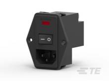 Ein schwarzer Steckdosenadapter mit einem eingebauten Schalter und einer roten Anzeige im oberen Bereich, Ansicht von vorn.