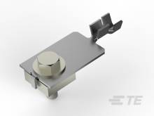 Metallischer elektrischer Anschlussklemme mit Schraubbefestigung, gezeigt in diagonaler Ansicht auf weißem Hintergrund.