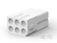 Ein weißer, rechteckiger Stecker mit sechs runden Löchern, dargestellt aus einer schrägen Perspektive.