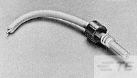 Ein Nahaufnahme eines Steckers, der in ein Kabel endet, dargestellt in Schwarzweiß. Der Stecker ist aus einem glänzenden Material.