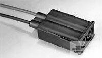 Zwei schwarze Kabel sind nebeneinander an einem rechteckigen Adapter angeschlossen.